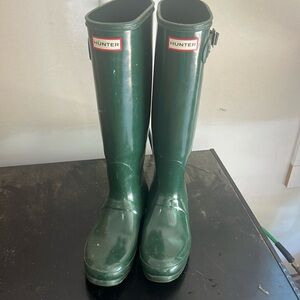 Tall green hunter rain boots. Size 8.